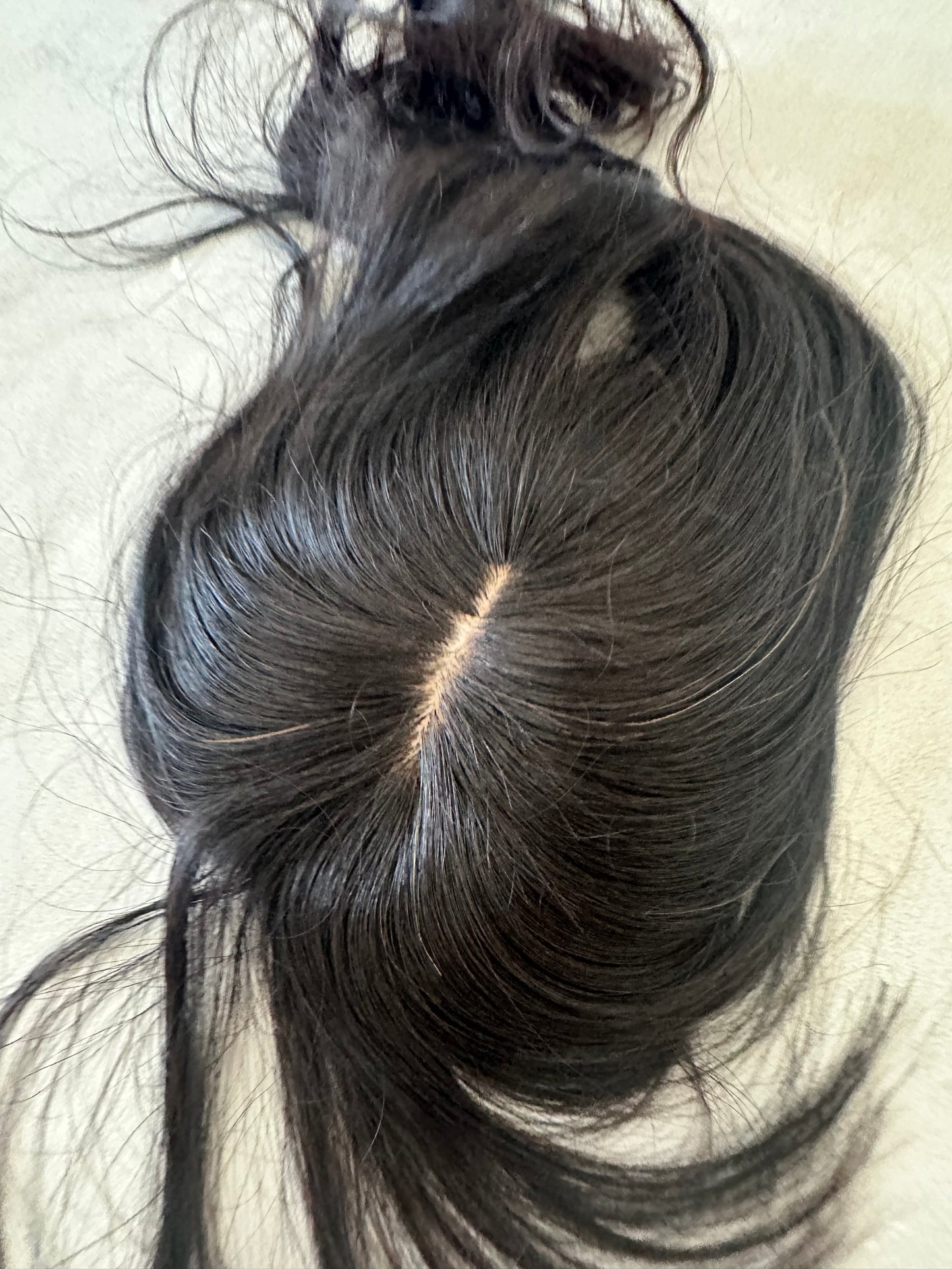 Topper de Pelo Humano 100% – Base de Seda | Negro Natural 30 cm CON flequillo