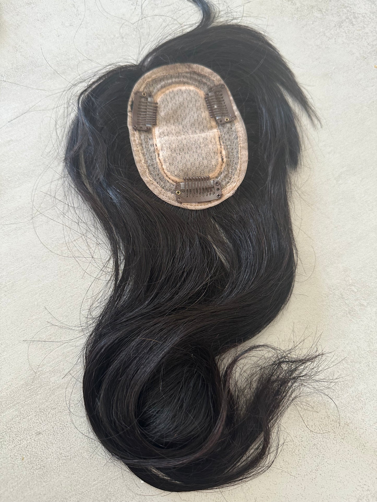 Topper de Pelo Humano 100% – Base de Seda | Negro Natural 30 cm CON flequillo