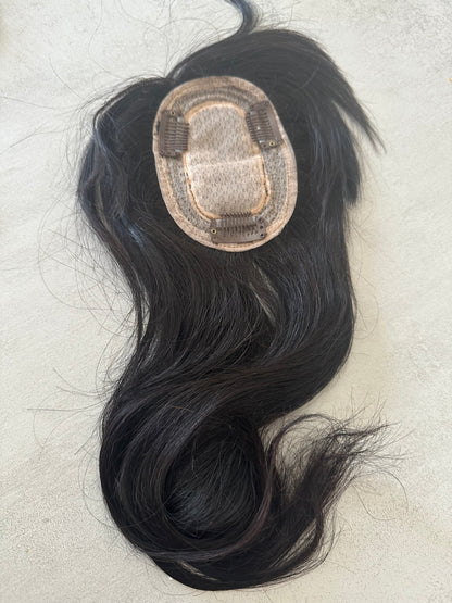 Topper de Pelo Humano 100% – Base de Seda | Negro Natural 30 cm CON flequillo