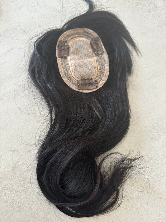 Topper de Pelo Humano 100% – Base de Seda | Negro Natural 30 cm CON flequillo